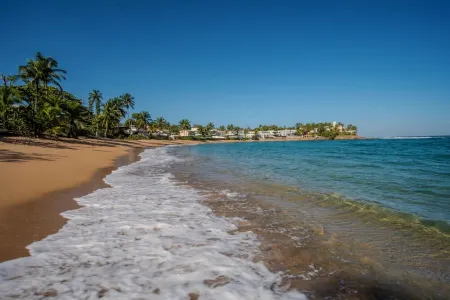 Your own beach house, private pool & pickle ball court, steps to beach.