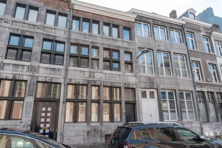 DUPLEX LOCATED IN THE HISTORIC HEART OF LIEGE Отели рядом со станцией Железнодорожная станция Лиге Гильминс