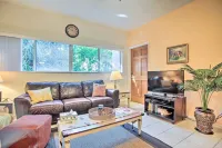 Idyllic Apt w/ Pool Access - Walk to Beach!