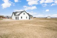 Hidden Treasure Retreat W/hot Tub & River Access 6 Bedroom Home