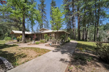 The Inn at Shasta Lake Отели рядом с достопримечательностью «Shasta Dam»