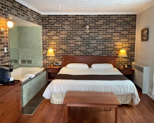 La Paysanne Motel & Hotel Hotels in Sherbrooke