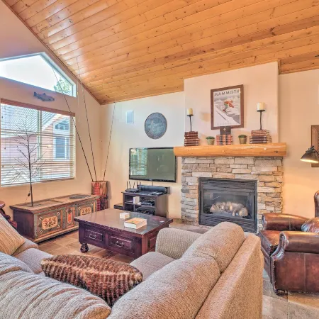 Mammoth Lakes Townhome - 10-min Walk to Village!