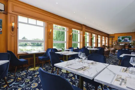 Hostellerie Saint Pierre Отели рядом с достопримечательностью «Museum of Louviers»