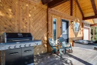 Huckleberry Hollow by Kabino Hot Tub FirePit PS2 Satellite Grill WiFi Golf Course - Jacuzzi