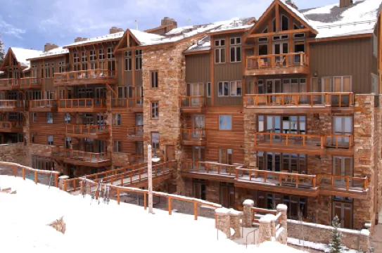 Luxury 3Br Ski in-Out /Firepit, Pool, Sauna 3 Bedroom Condo by RedAwning