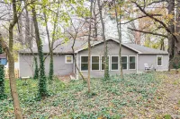 1 Mi to Dtwn Newburgh: Quiet Home w/ Yard! Hotels in Ohio Township