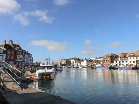 18 Chamberlaine Road Отели рядом с достопримечательностью «Isle of Portland»