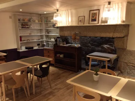 Citotel La Chaumiere Roz Aven Отели в г. Неве