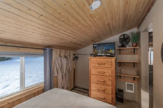 Camp David 1 Bedroom Home by NW Comfy Cabins