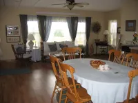 Sawin' Logs Inn - parking
