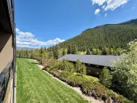 New & Stylish 2 bedroom condo with great views. Close to downtown & ski lifts