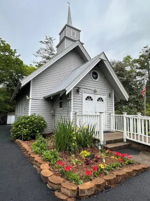 Cozy Cabin and Fall Leaves!  Swim, Horses, Hiking, Lake-3 mi from Helen! Relax!