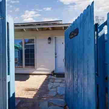 Stylish & Spacious Studio Suite – Minutes from the Strip! Others