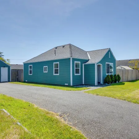 Walk to Gold Beach: Charming Cottage w/ Yard!