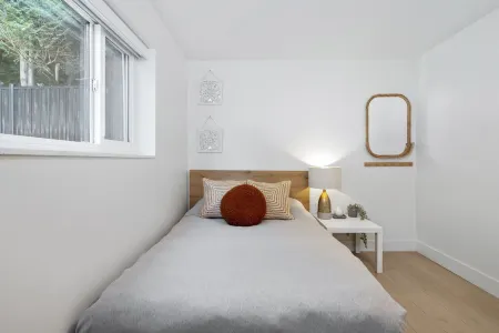 Modern, Bright, Clean 2 Bedroom Suite - Great Location! Отели рядом с достопримечательностью «Университет Саймона Фрезера»