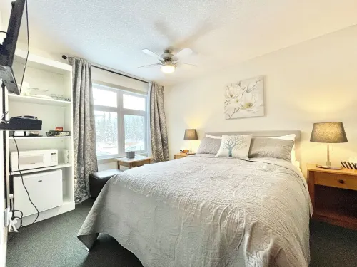 Canmore Windtower Hotel Room
