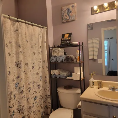 Charming Artist's nook - 1-bed condo with WiFi, AC. Close to beach and shopping