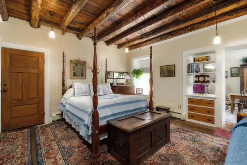 The Stagecoach Inn Bed & Breakfast and Five20 Social Stop - parking