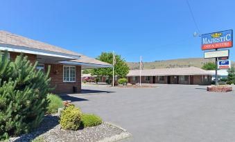 Majestic Inn & Suites