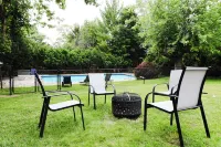 Luxury 5-Bed London Retreat: Heated Pool, Hot Tub & Sauna!! - Ultimate Comfort!