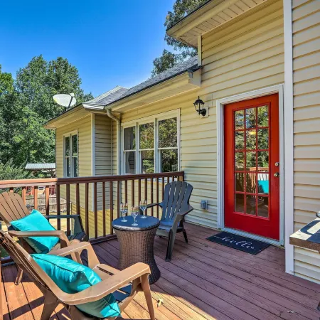 Peaceful Dallas Home w/ Deck + Charcoal Grill