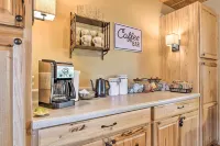Best Location - Maggie Valley Cabin w/ Hot Tub! Hotels in Haywood County