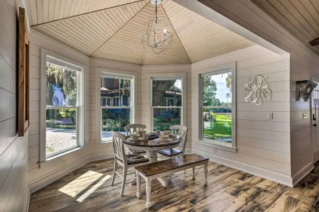 Private Dock and Porch Riverfront Darien Cottage Отели рядом с достопримечательностью «Дариен Ривер Уотерфронт Парк & Докс»