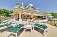 Gorgeous Onekama Condo w/ Pool & Lake Access! - 3-Star