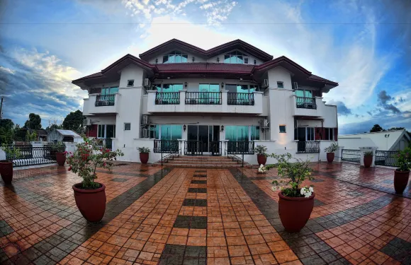 塔哈南湖景酒店