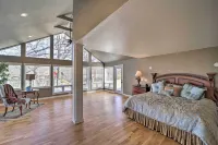 Grand Tulsa Getaway with Private Pond, Dock and Deck - بيت ضيافة