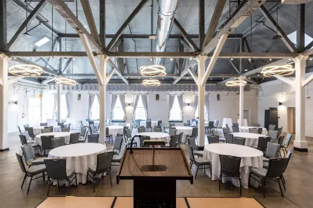 The Blackburn Inn and Conference Center Отели рядом с достопримечательностью «Публичная библиотека Стонтон»