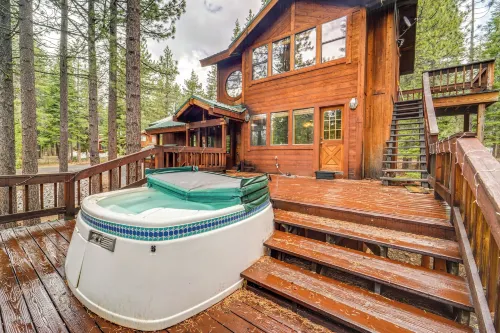 Deck w/ New Hot Tub : Large TD Home - 3-stjärniga