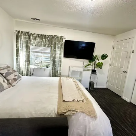 Hawaiian Sunshine 1-bedroom house in welcoming Provo with AC, WiFi