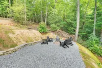 Modern Hiker's Haven w/ Dupont State Forest Views! - Parkplatz