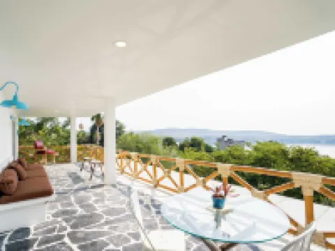 Luxury House with Pool fire Pit & Lake view Hotels in Tequesquitengo