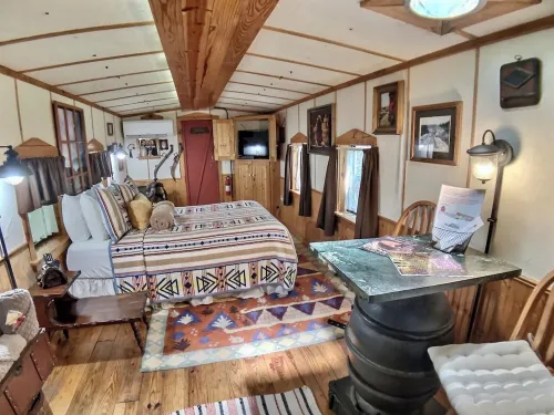 Fabulous Caboose Cabin in charming Eureka Springs