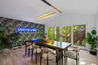 Treehouse Suite and Cozy Outdoor Space - Unique Texas Getaway Hotels in Garland