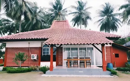 Allisa Resort Hotel Отели в г. Серанг