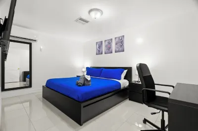 Cozy & Centrally Located Full Guesthouse- Sleeps 4. Short drive to everything!