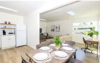 The Locust Landing, 10 Minutes to Beach, AC, Private Parking, 2 Bedrooms, Fits 5