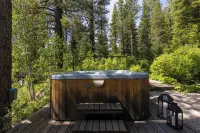 Everett by AvantStay 5Mins to Palisades Tahoe w Hot Tub