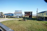Cozy and Clean steps from the beach. Gulf views <3