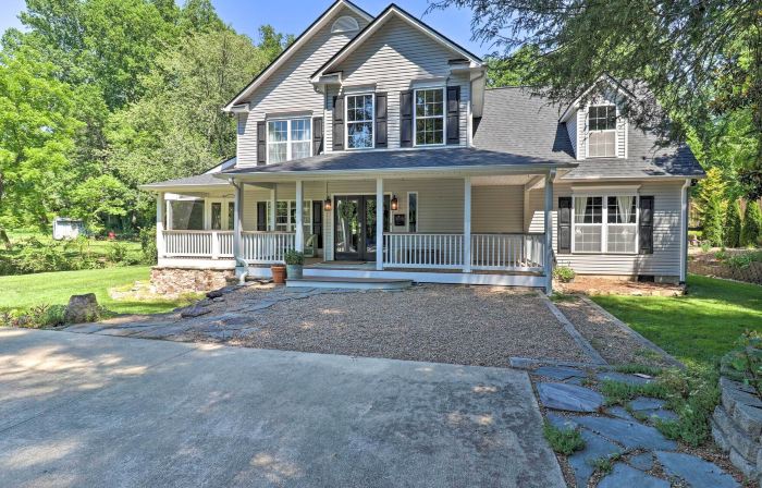 Creekside Brevard Home < 1 Mi to Downtown!