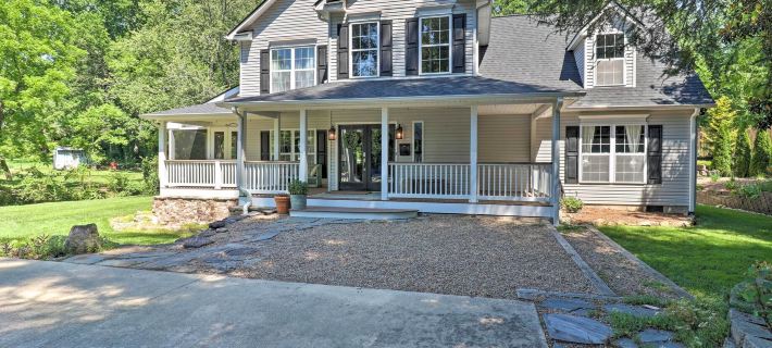 Creekside Brevard Home < 1 Mi to Downtown! Hotels in Brevard