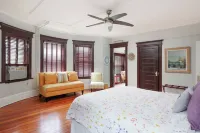 Grand Renovated Victorian - Great Location Just Blocks from Beach and Downtown Отели в г. 