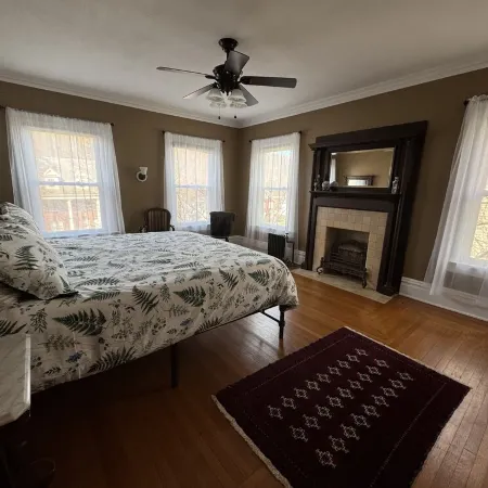 Williams House - 6-Bedroom Victorian Retreat & River Trailhead