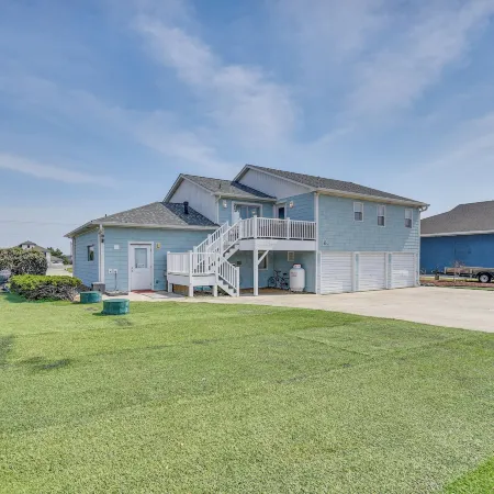 Bright Kitty Hawk Home w/ Hot Tub, Walk to Beach!
