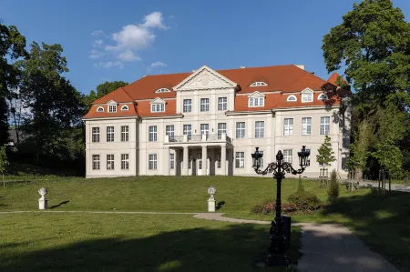 Schlosshotel Neustrelitz Отели в г. Блуменхольц