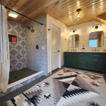 Cozy and Private Gem Cabin in the Smoky Mtns of NC, dog friendly,  great views!